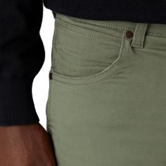Nadrág Wrangler® Larston Dusty Olive LightTwill Stretch W18SEAX45
