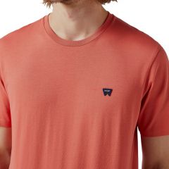 Póló Wrangler® Sign Off Tee R Burnt Sienna 112350437 Póló Wrangler® Sign Off Tee R Burnt Sienna 112350437