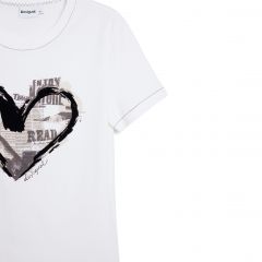 Póló Desigual. 25WWTK04 Újság szív mintás póló