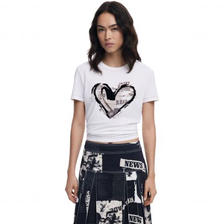Póló Desigual. 25WWTK04 Újság szív mintás póló